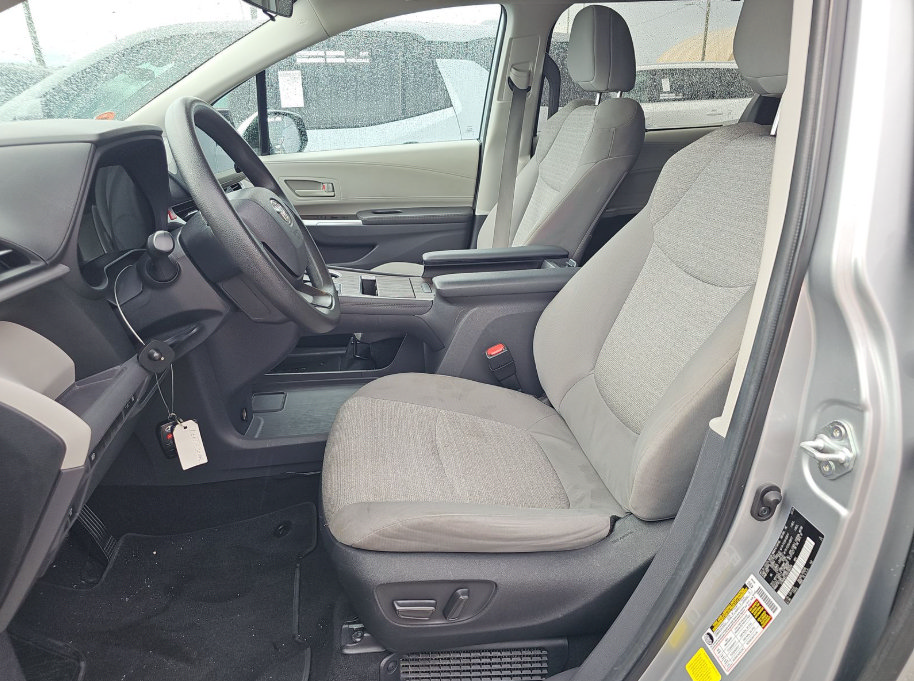 Used 2024 Toyota Sienna LE FWD image 8
