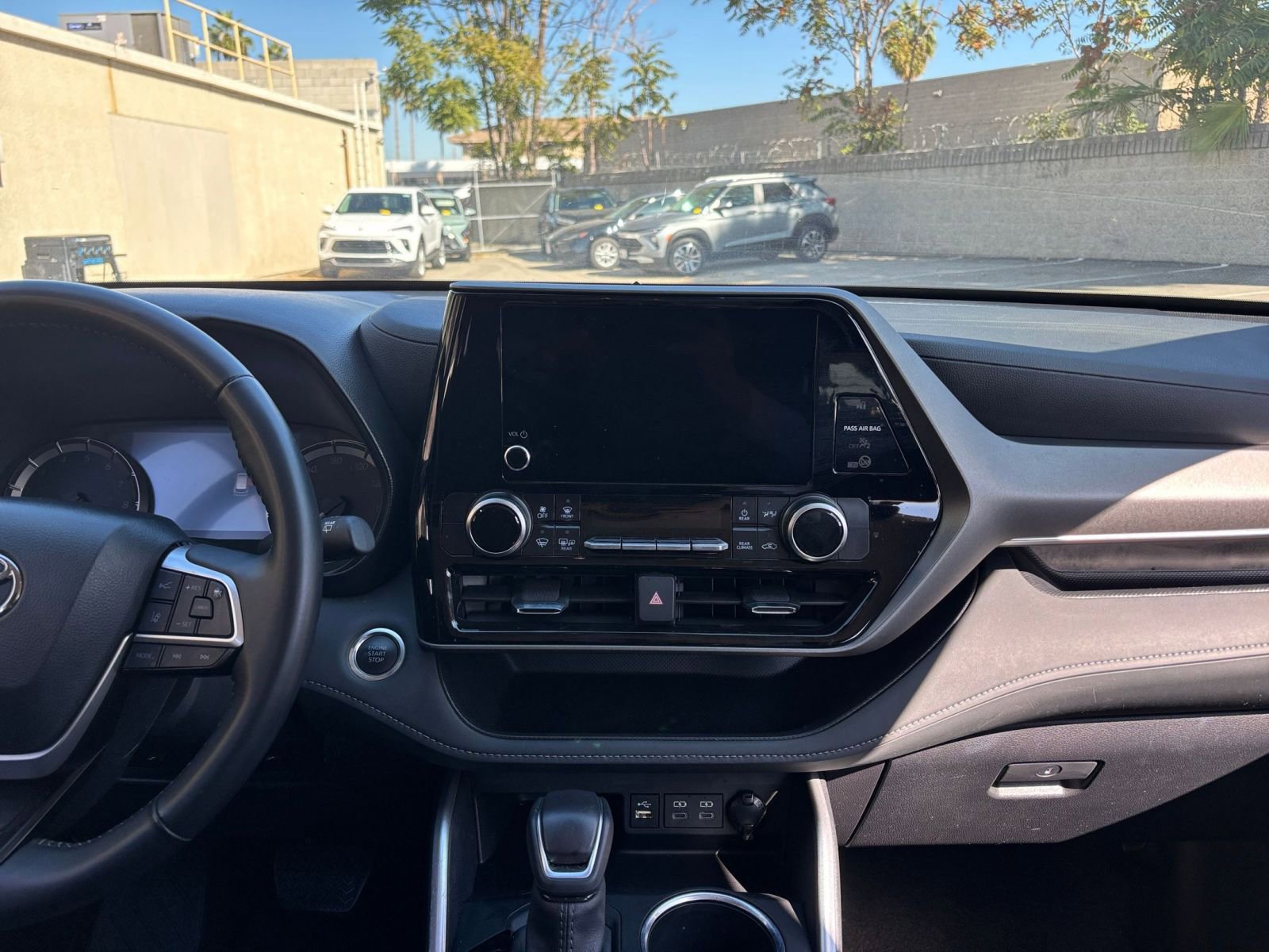 Used 2025 Toyota Highlander LE image 18