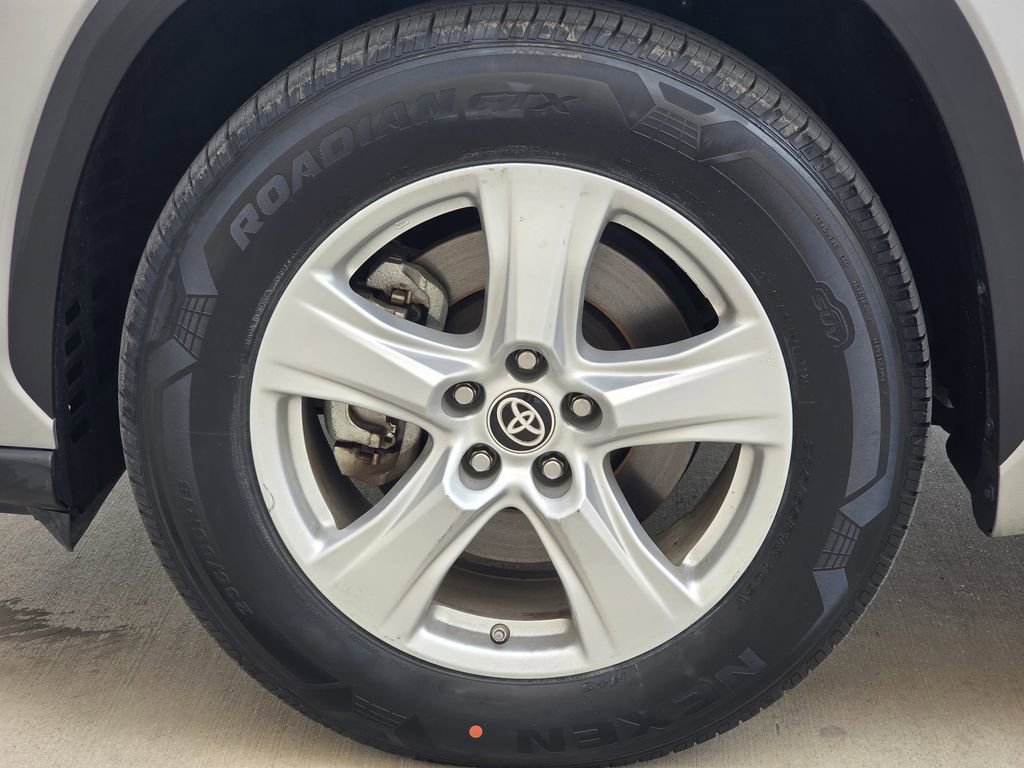 Used 2024 Toyota Highlander LE image 9