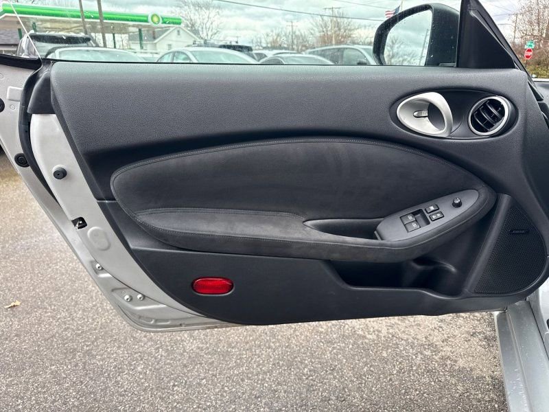 Used 2009 Nissan 370Z Touring w/ Sport Pkg image 9