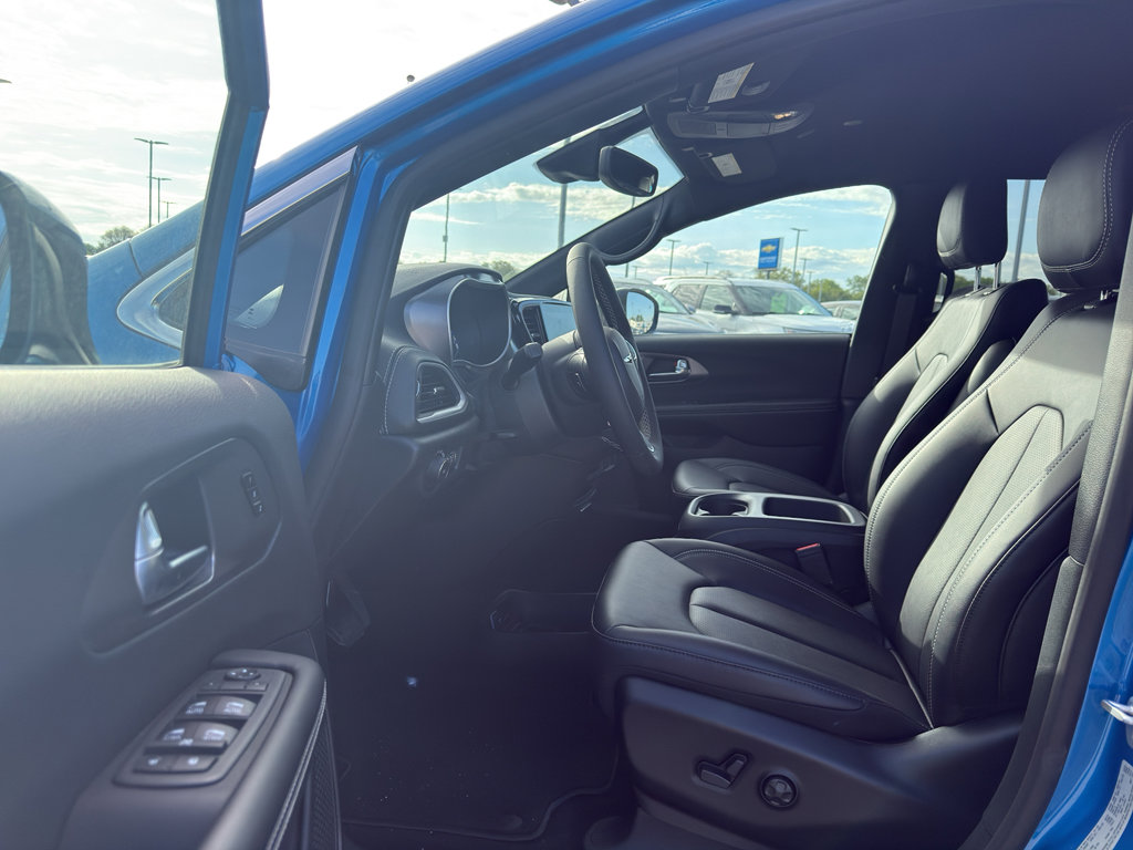 New 2026 Chrysler Pacifica Select AWD/4WD image 11