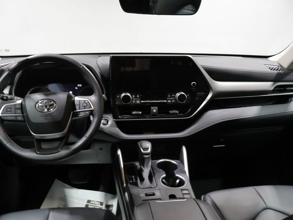 Certified 2024 Toyota Highlander XLE AWD/4WD image 15