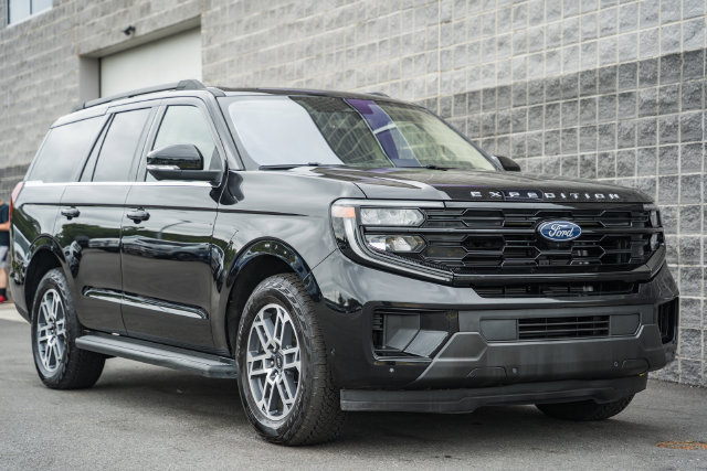 Used 2025 Ford Expedition Active AWD/4WD image 2