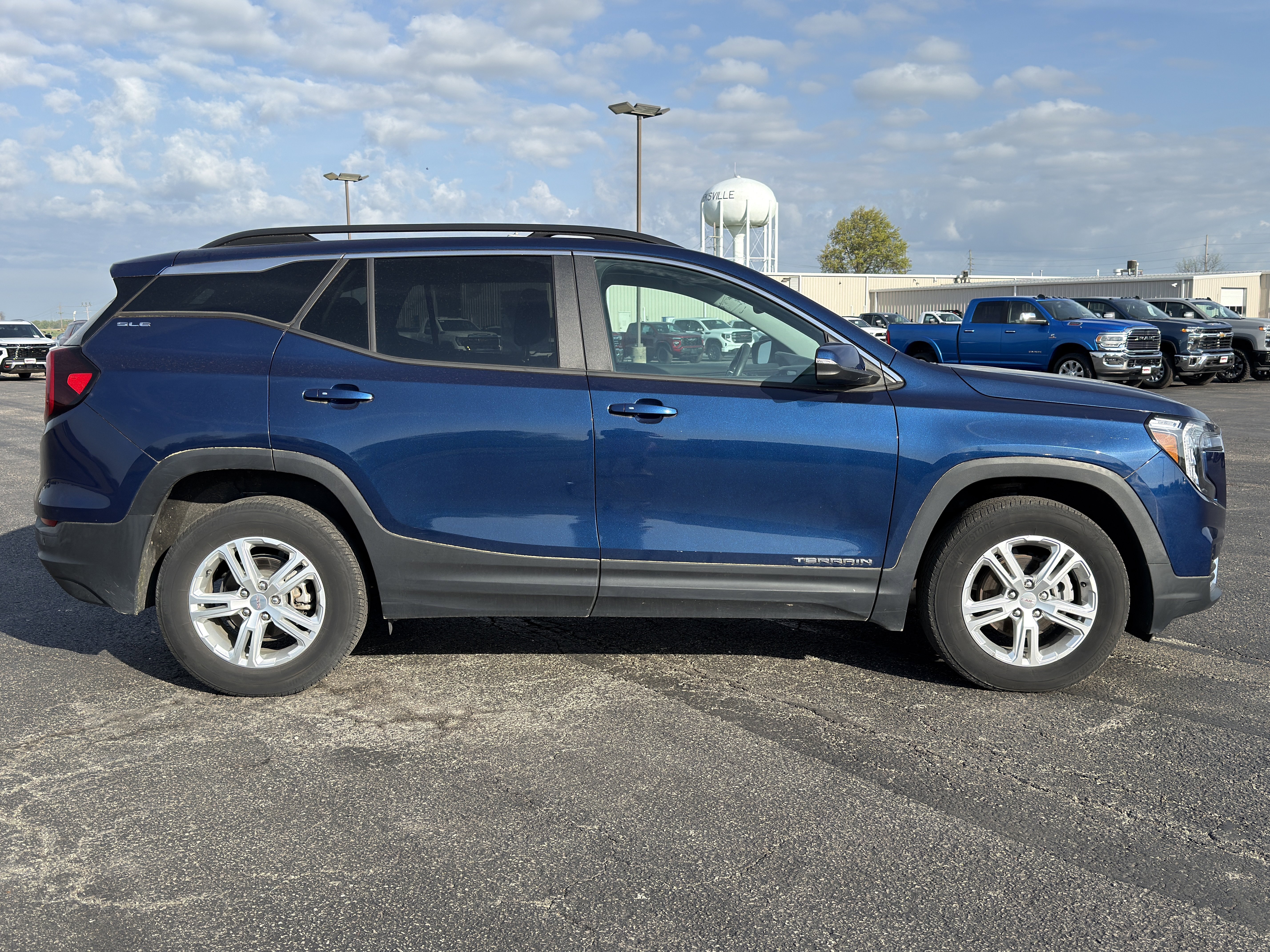 Used 2022 GMC Terrain SLE w/ Driver Convenience Package AWD/4WD image 2