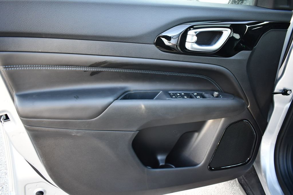 New 2026 Jeep Compass Latitude image 13