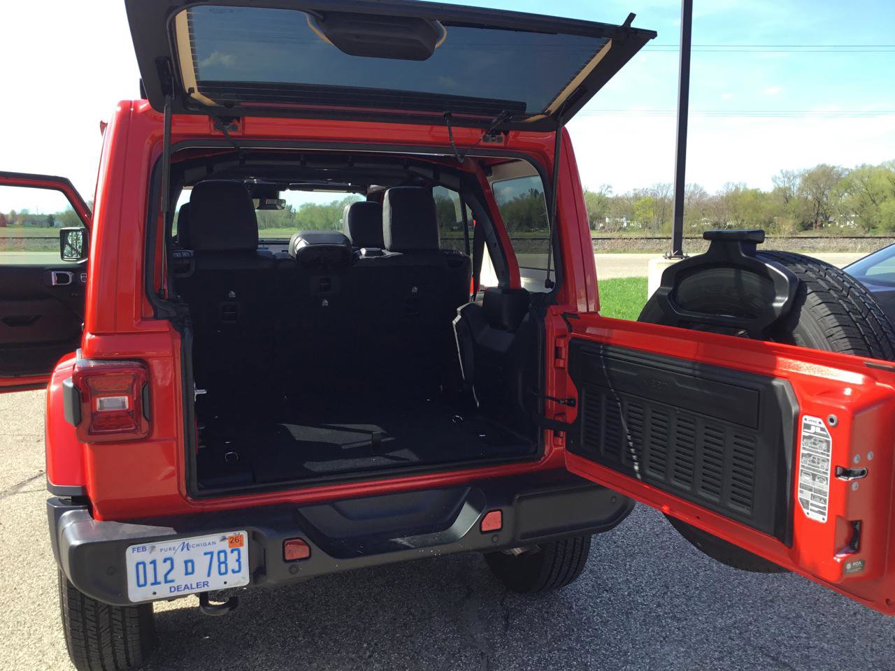 Used 2025 Jeep Wrangler Unlimited Sahara AWD/4WD image 23