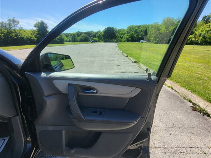 Used 2015 Chevrolet Traverse LS FWD image 27