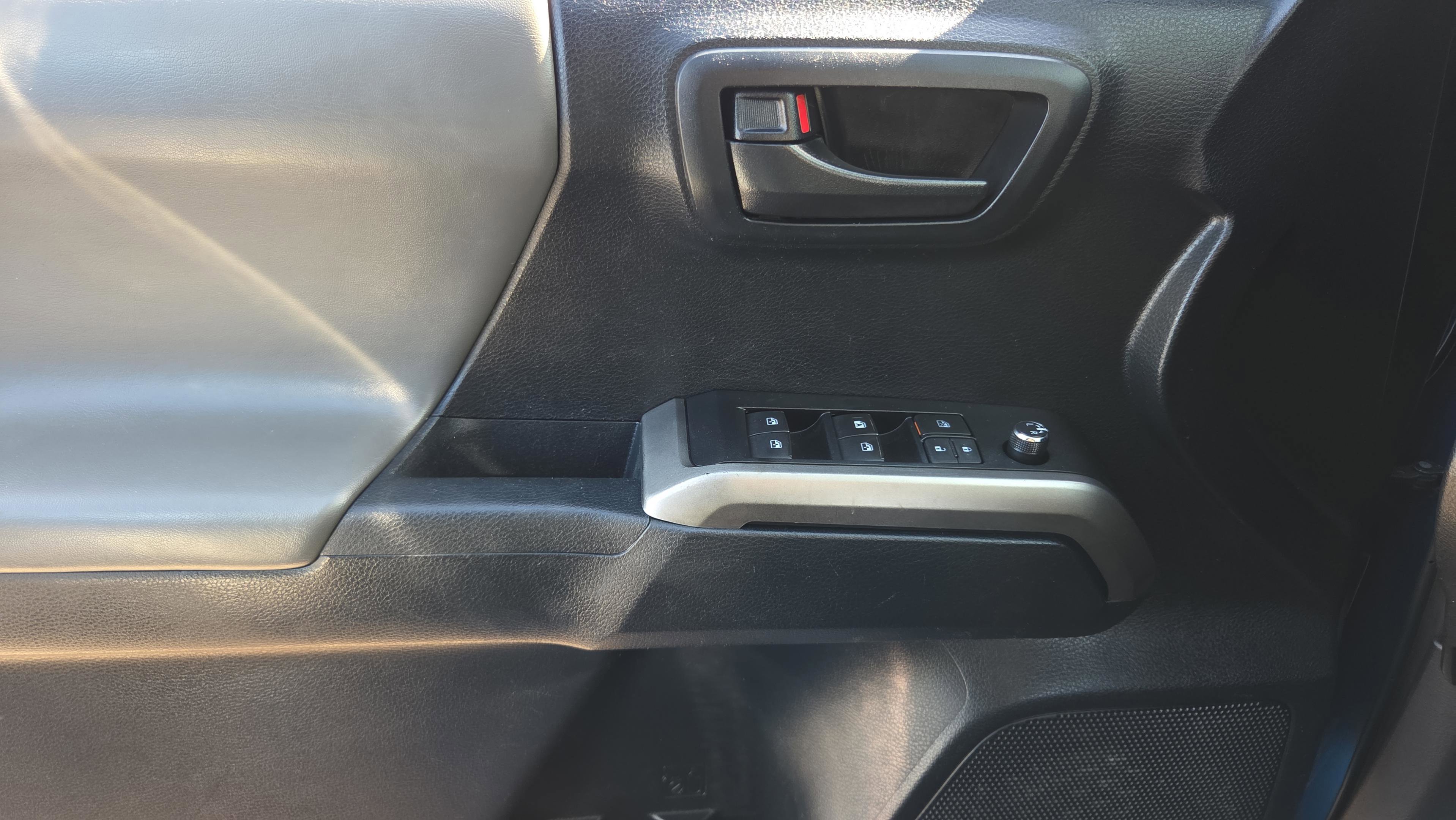 Used 2016 Toyota Tacoma SR5 w/ Towing Package image 23