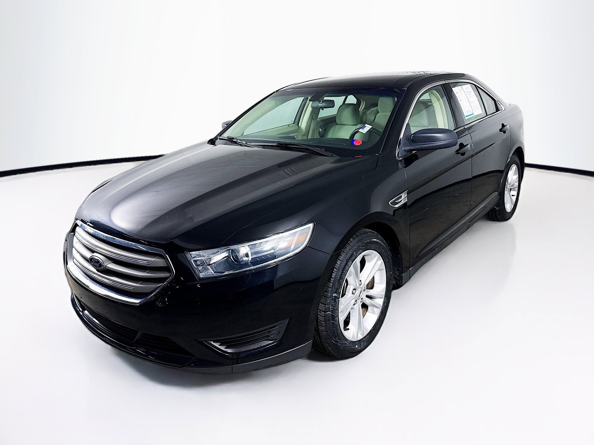 Used 2018 Ford Taurus SE image 4