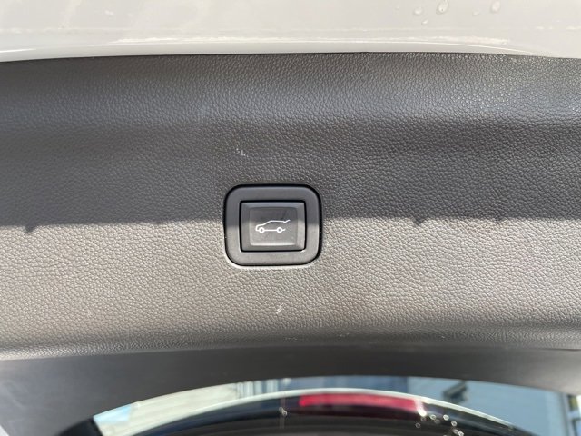 Used 2023 Buick Enclave Essence image 32