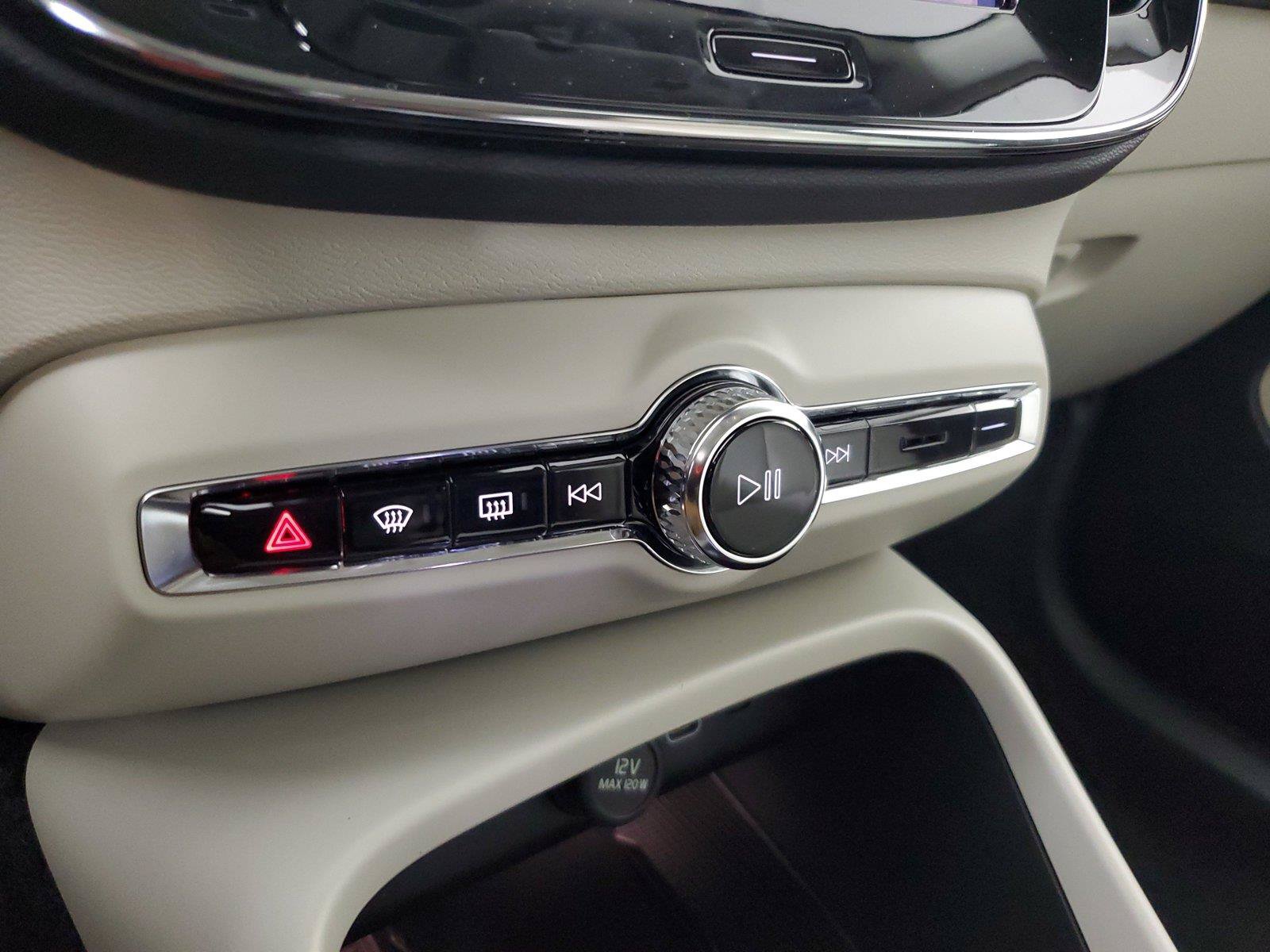 New 2026 Volvo XC40 B4 Plus w/ Protection Package Premier FWD image 30