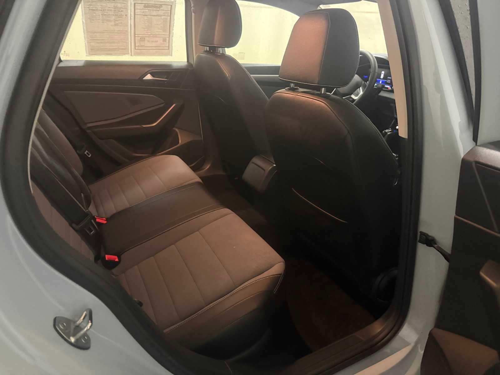 Certified 2025 Volkswagen Jetta SE w/ Sunroof Package image 25