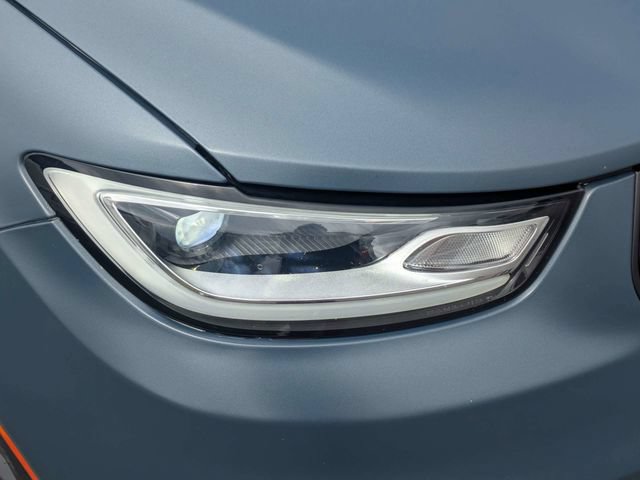 Used 2024 Chrysler Pacifica Limited w/ S Appearance Package FWD image 9