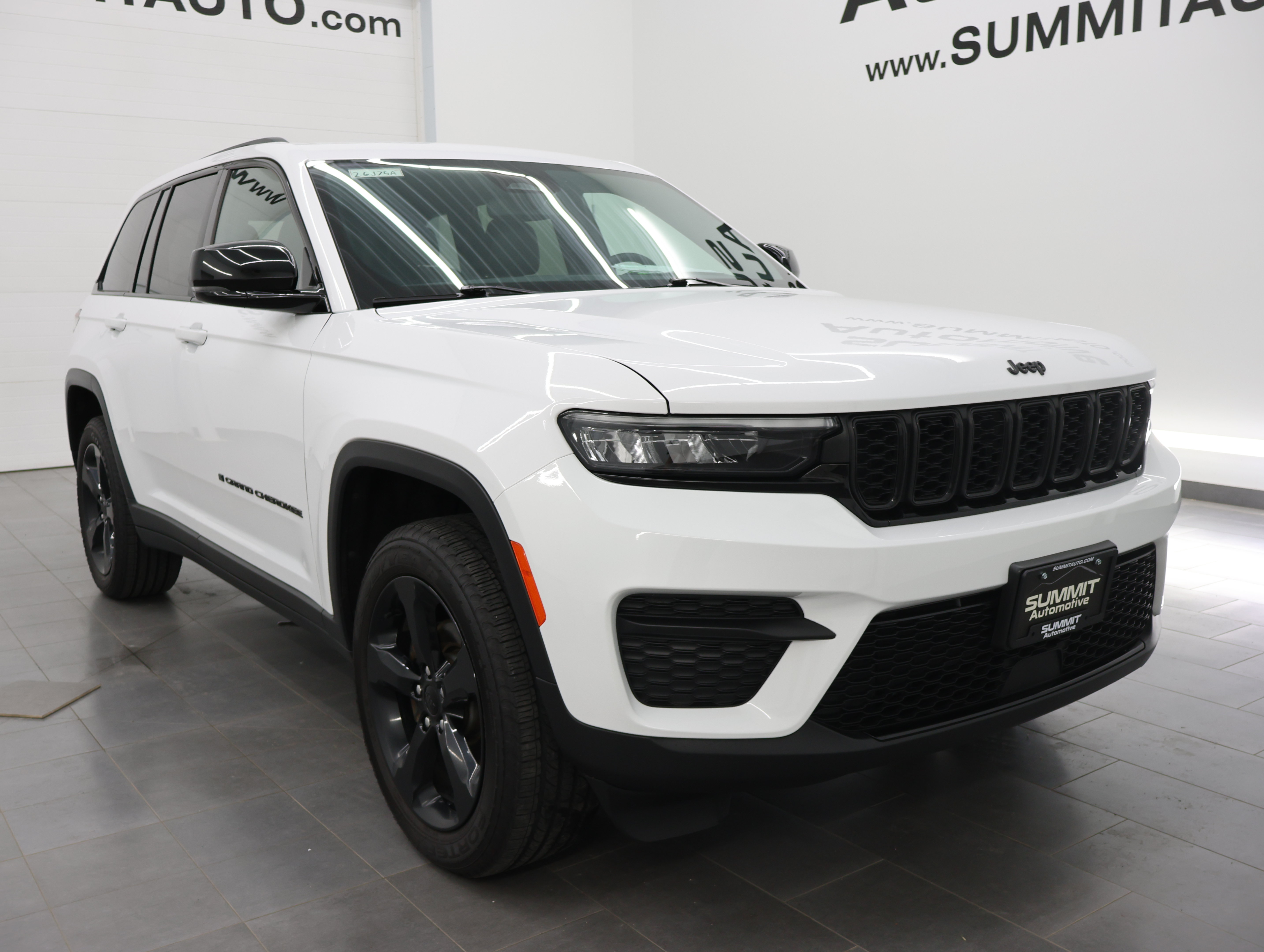 Used 2023 Jeep Grand Cherokee Altitude AWD/4WD image 2