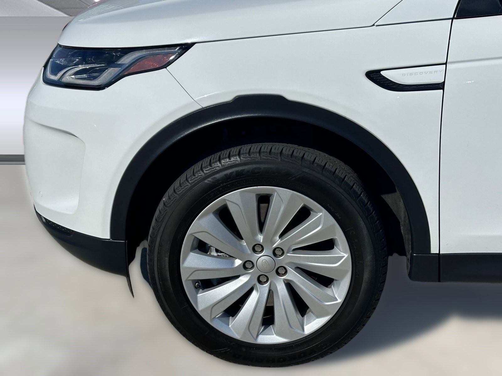 Used 2020 Land Rover Discovery Sport SE image 9