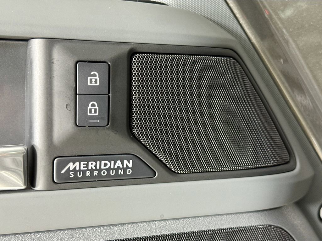 Used 2025 Land Rover Defender 110 X-Dynamic SE AWD/4WD image 22