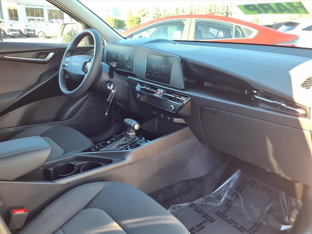 Used 2025 Kia Niro LX image 15