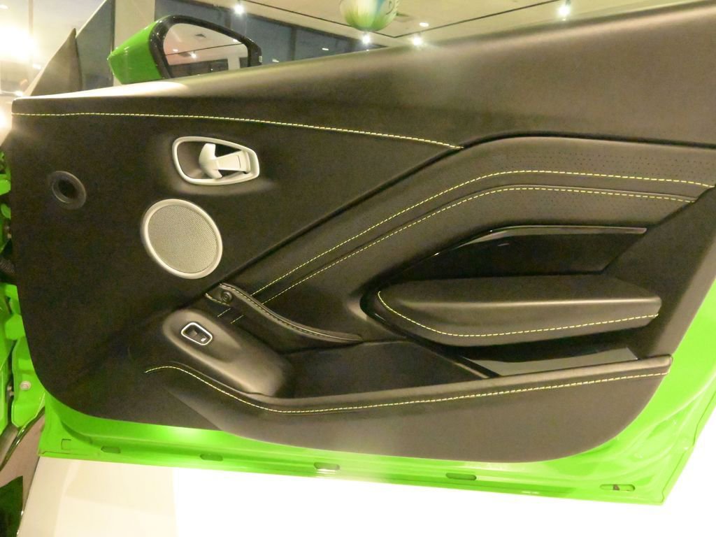 Used 2019 Aston Martin V8 Vantage Coupe RWD image 23