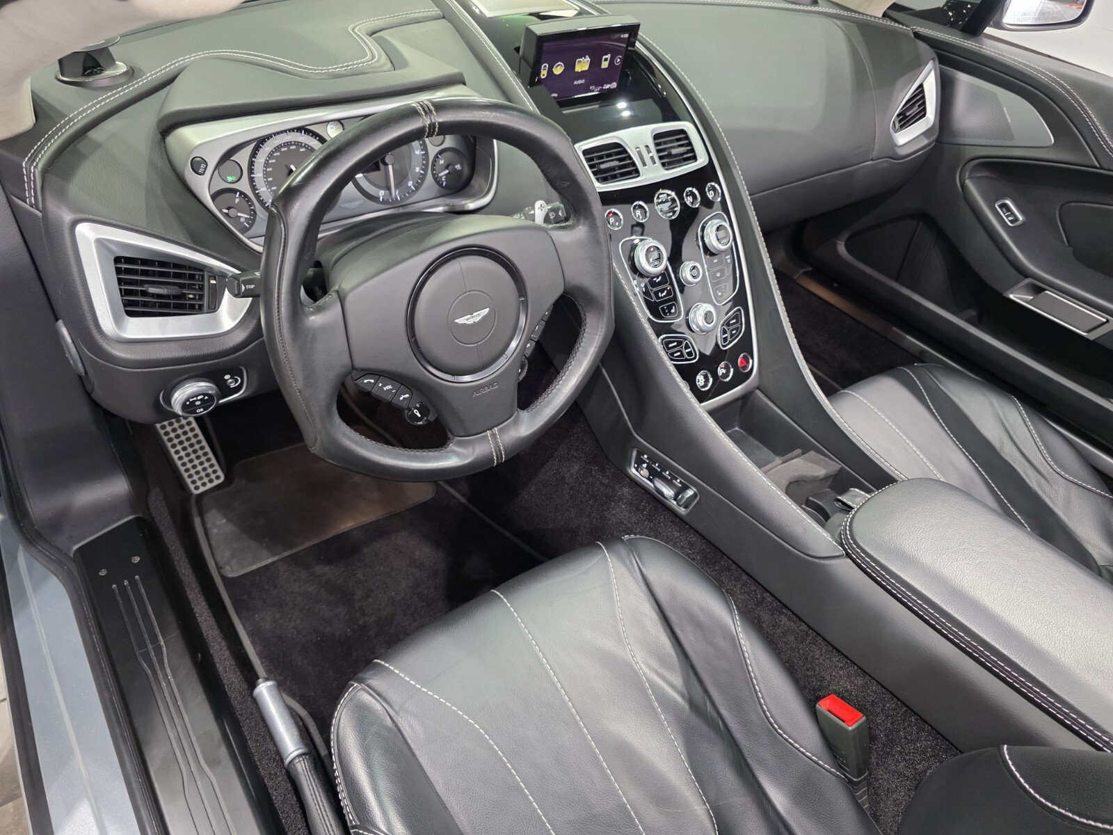 Used 2017 Aston Martin Vanquish Volante RWD image 3