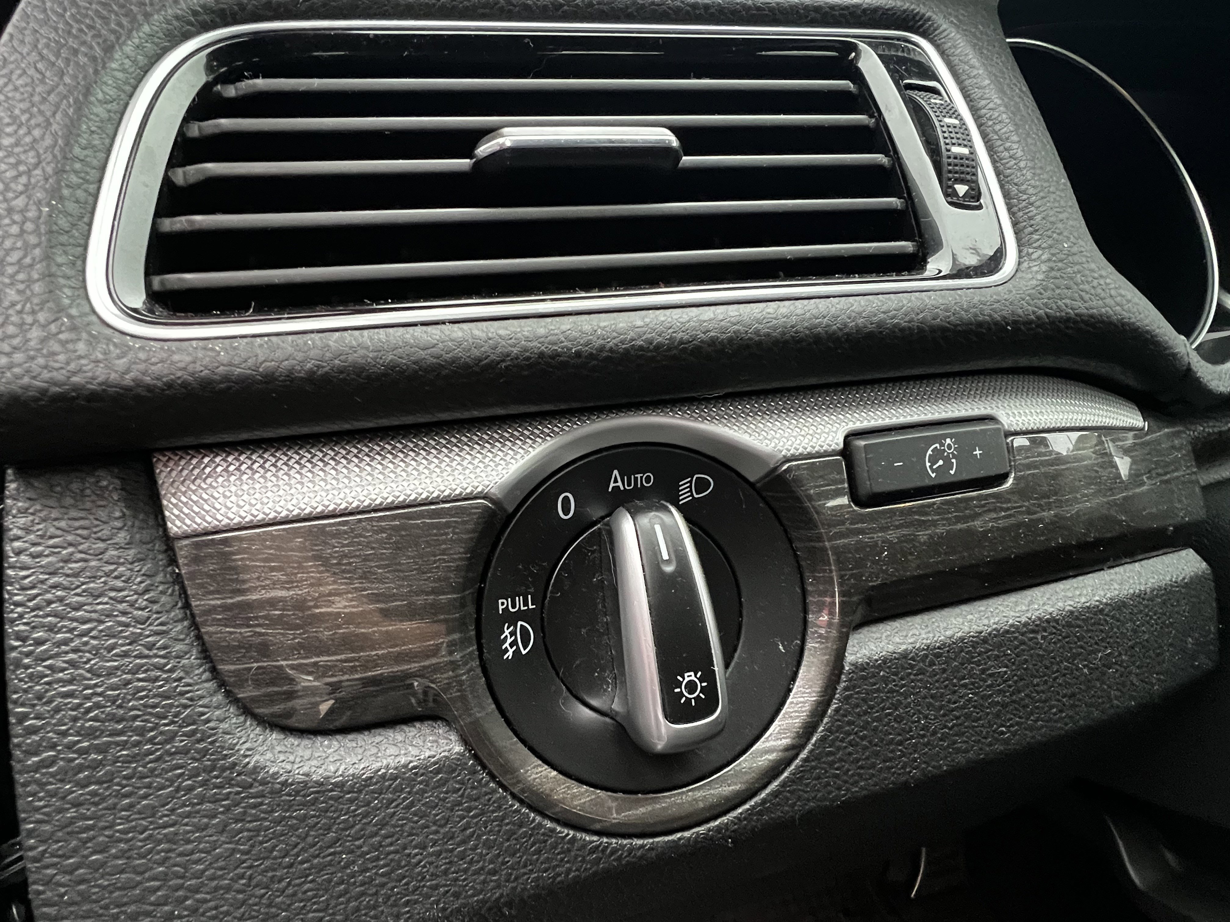 Used 2018 Volkswagen Passat 3.6 SEL Premium image 15