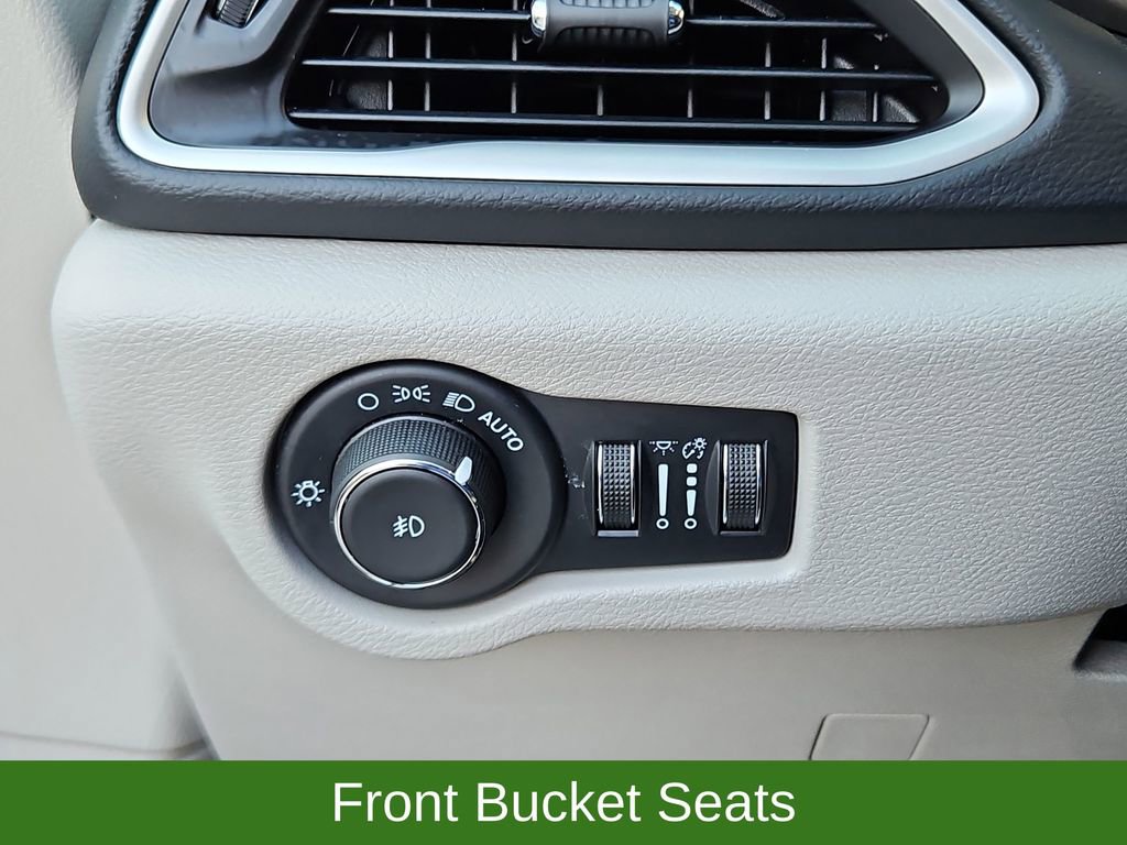 Used 2023 Chrysler Pacifica Touring-L image 15