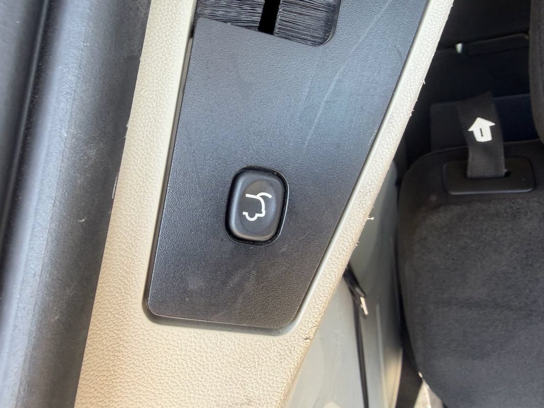 Used 2016 Dodge Grand Caravan SXT w/ UConnect Hands-Free Group FWD image 21