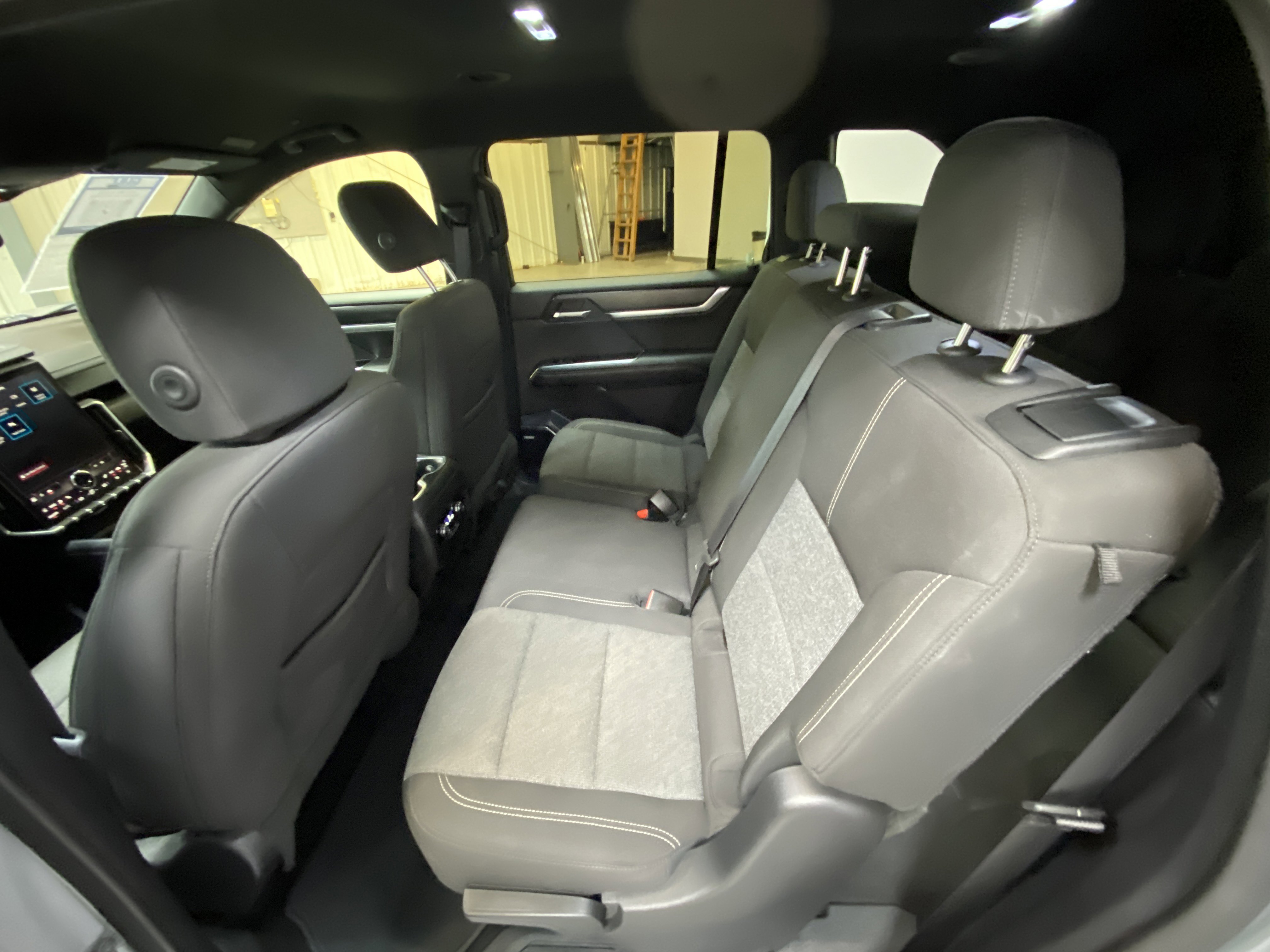 Used 2025 GMC Acadia Elevation image 25