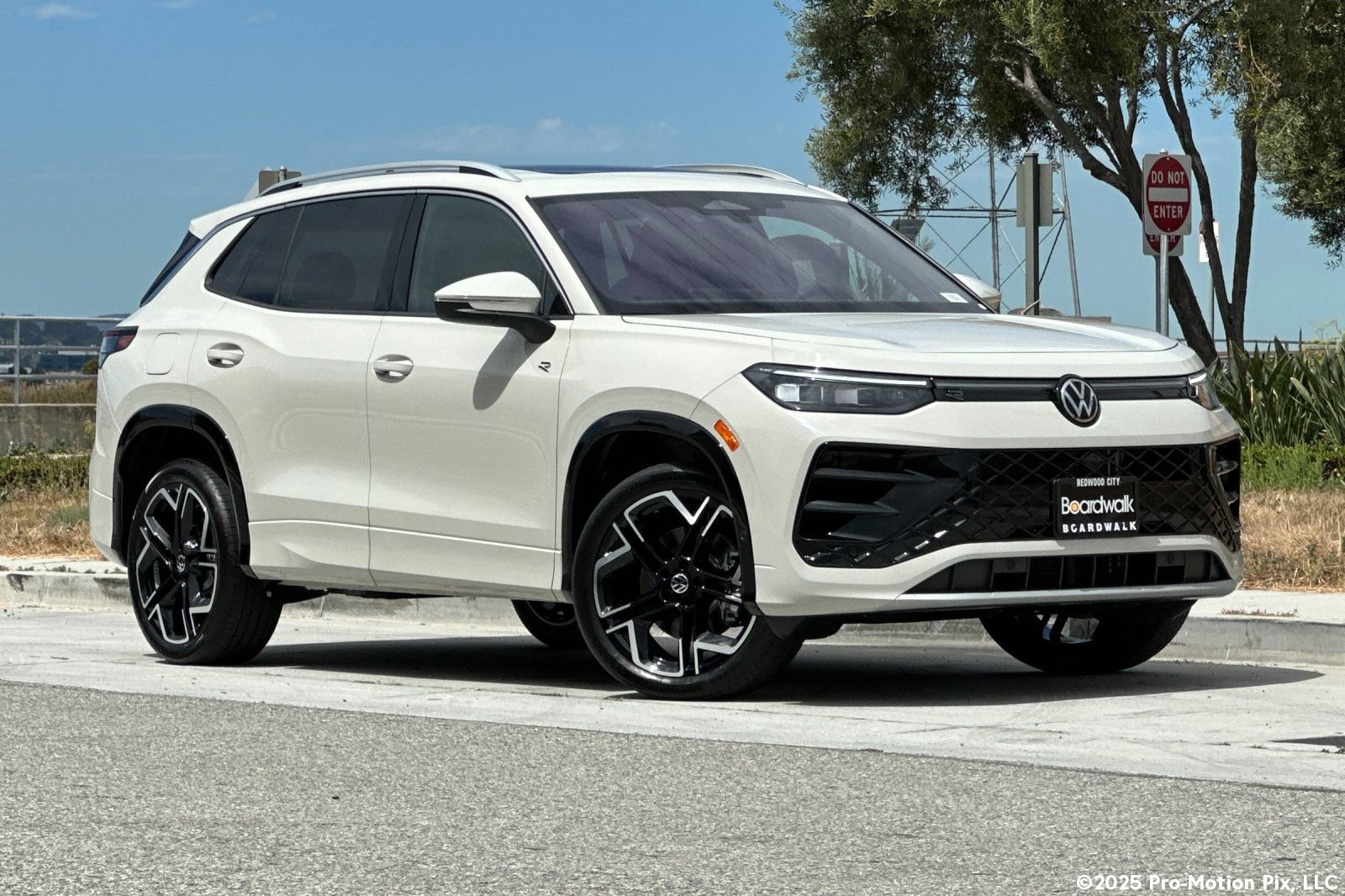 New 2026 Volkswagen Tiguan SEL R-Line AWD/4WD image 1
