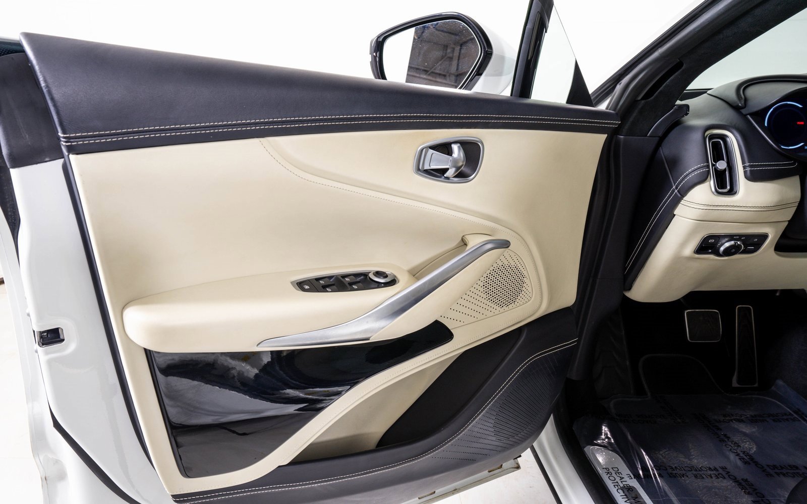 Used 2022 Aston Martin DBX image 14