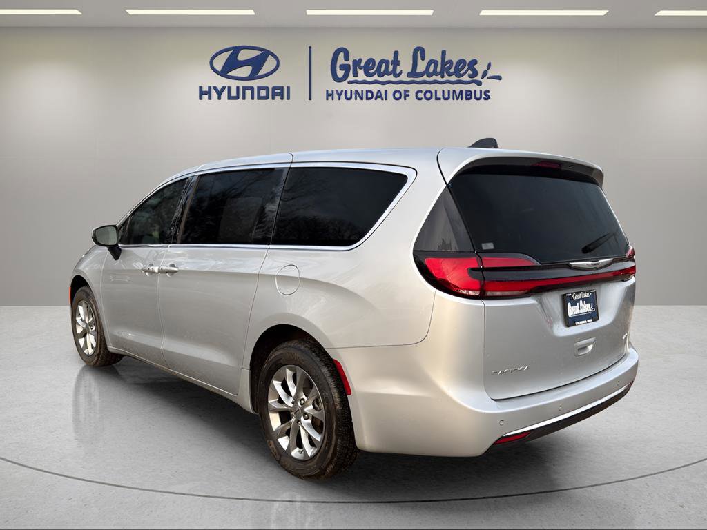 Used 2023 Chrysler Pacifica Touring-L image 3
