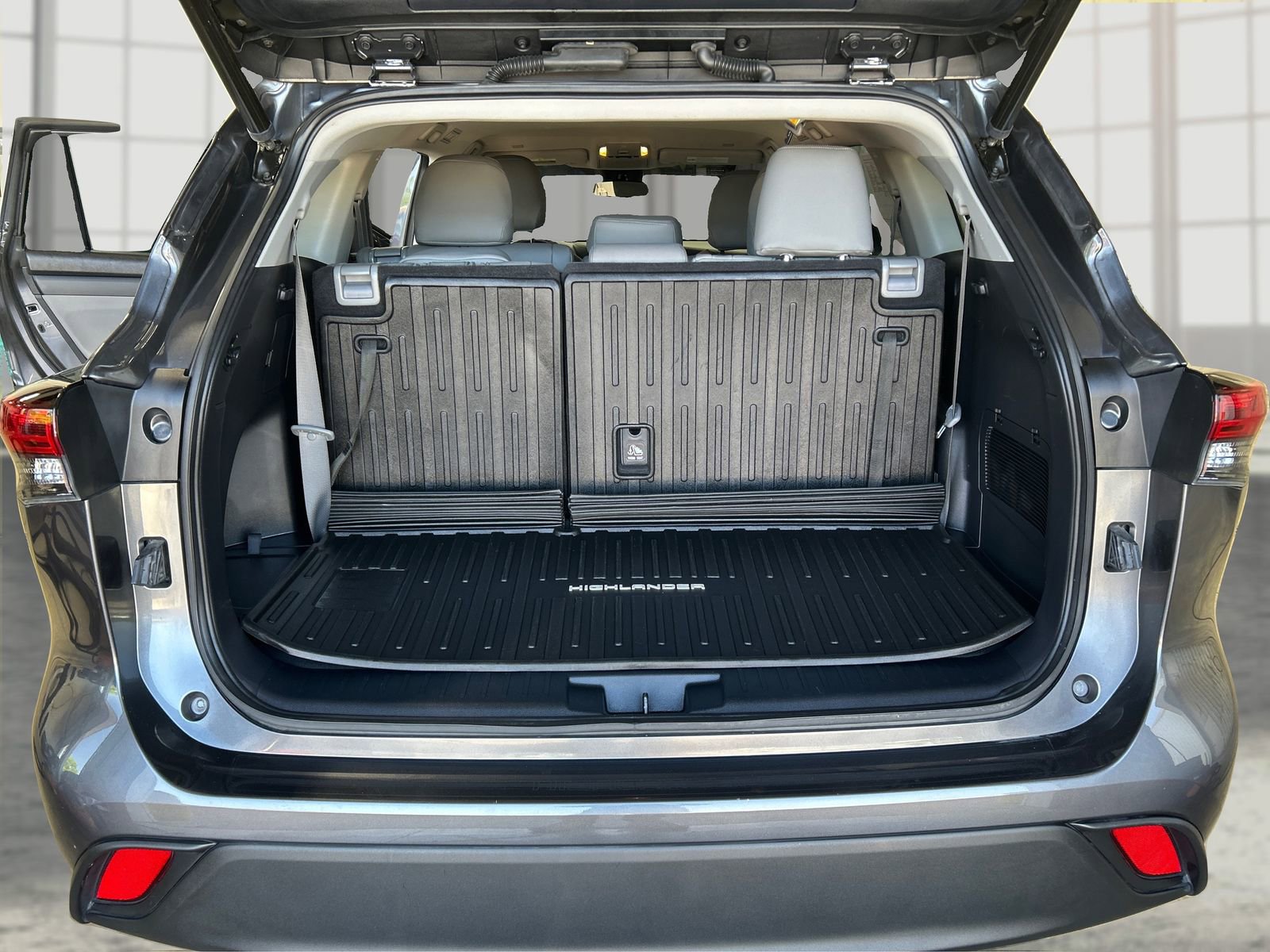 Used 2023 Toyota Highlander LE AWD/4WD image 11