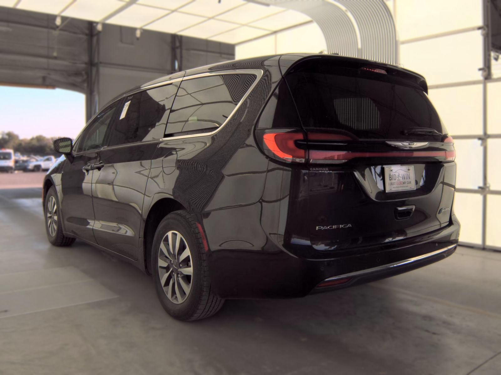 Used 2023 Chrysler Pacifica Touring-L FWD video 2