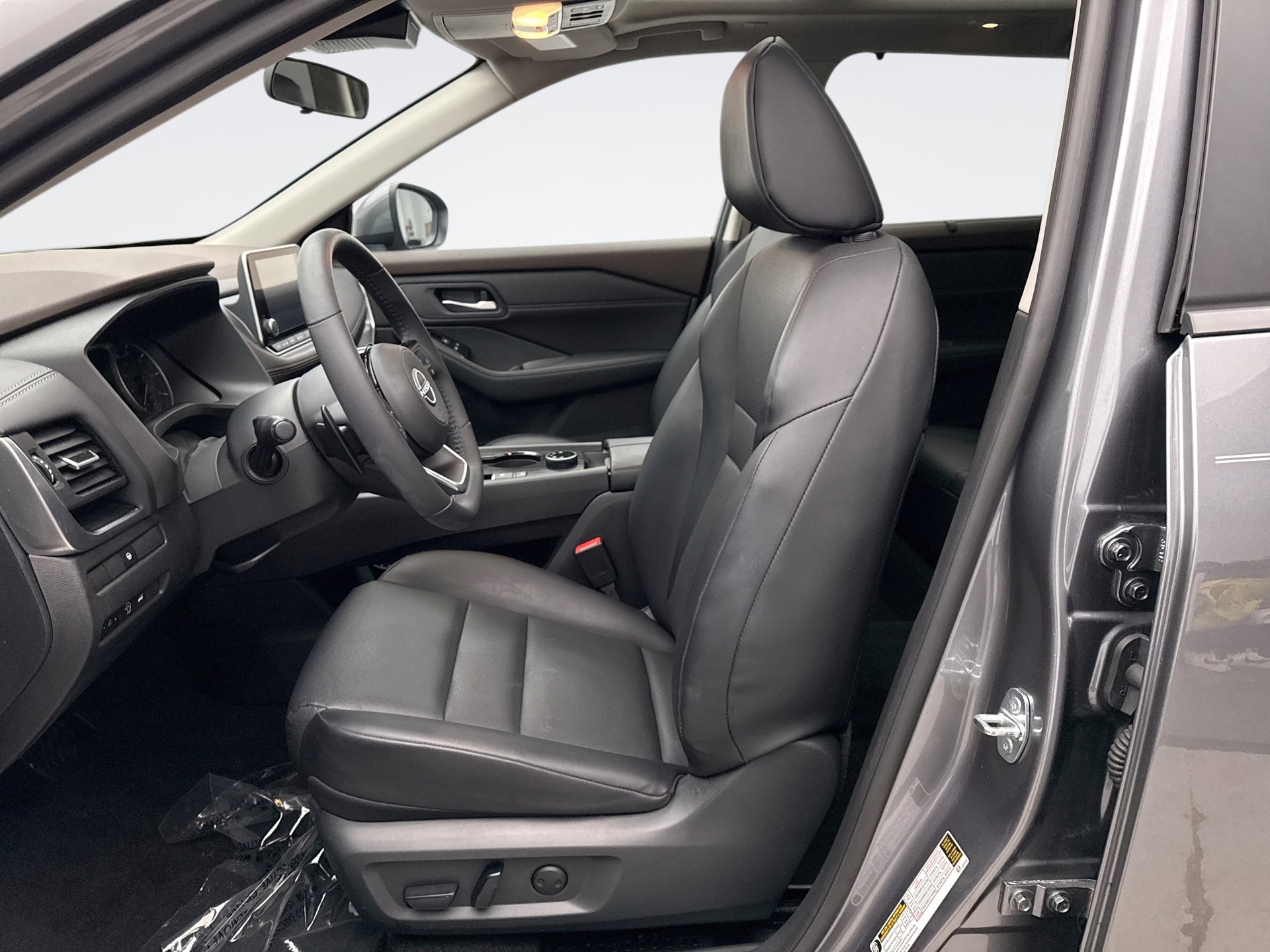 Used 2023 Nissan Rogue SV w/ SV Premium B Package image 11