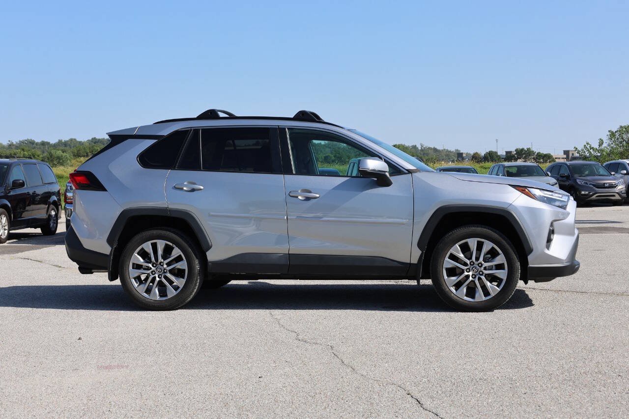 Used 2022 Toyota RAV4 XLE Premium AWD/4WD image 7