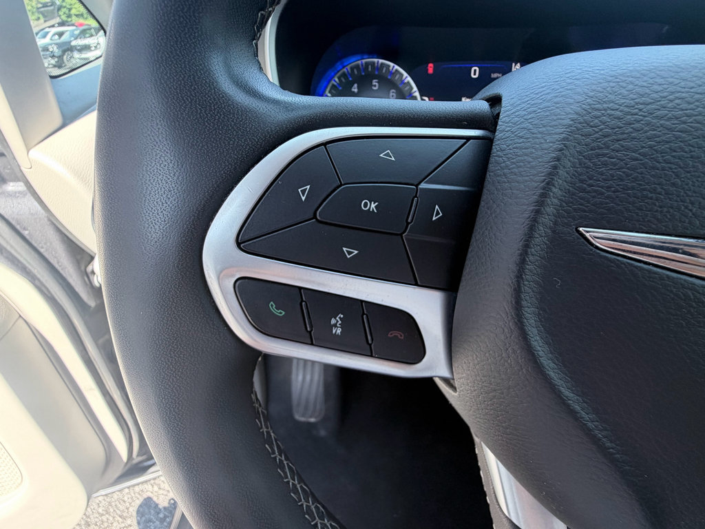 Used 2022 Chrysler Pacifica Touring-L FWD image 15