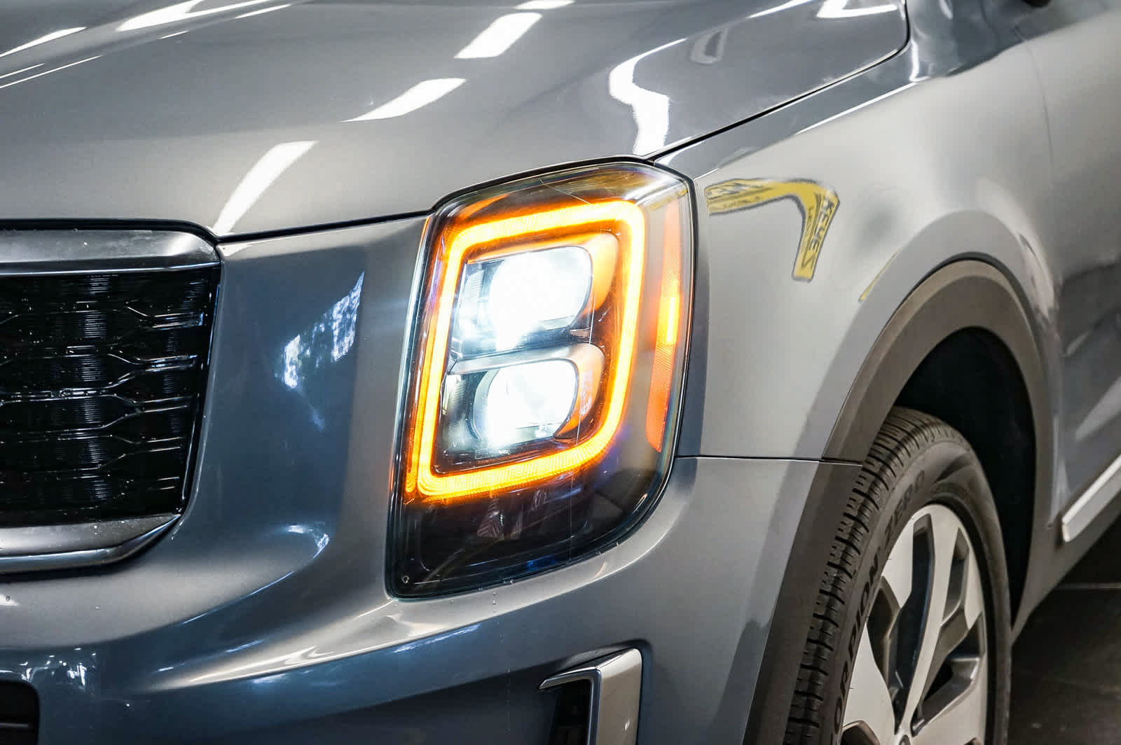 Used 2022 Kia Telluride EX w/ EX Premium Package FWD image 4