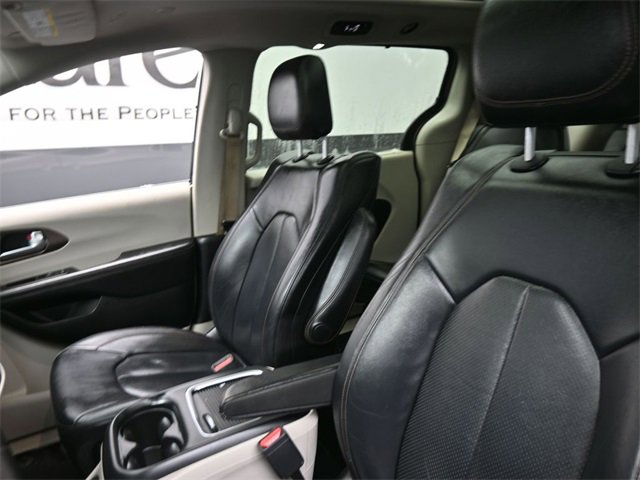 Used 2018 Chrysler Pacifica Touring-L Plus w/ Tire & Wheel Group image 16