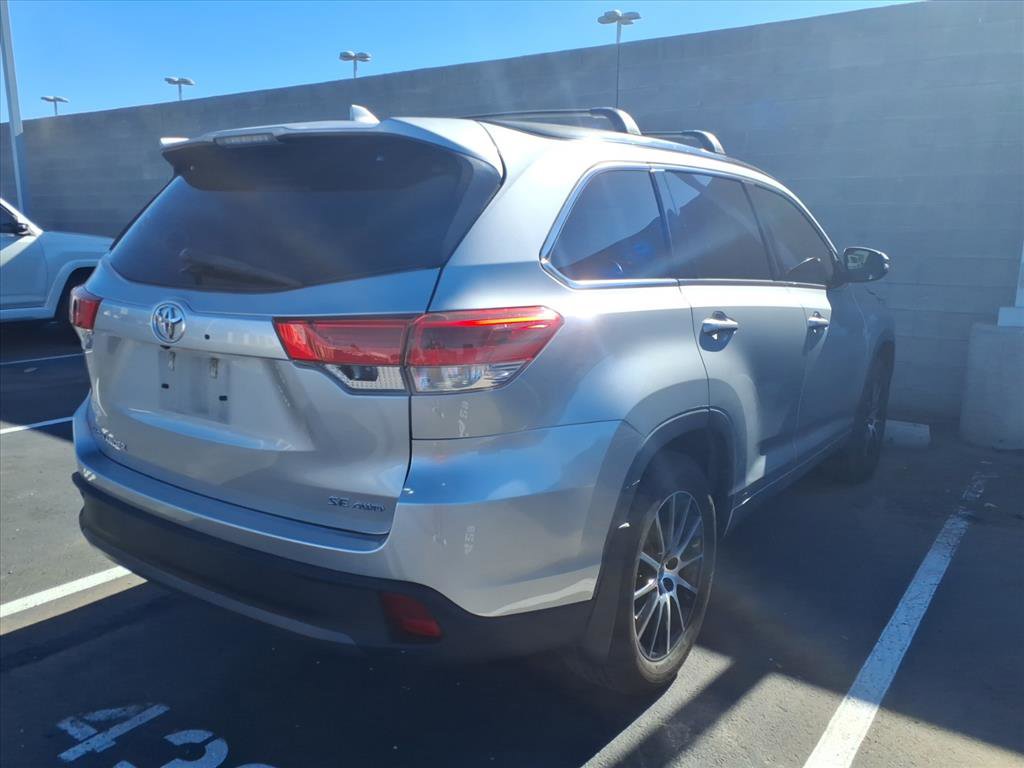 Used 2017 Toyota Highlander SE image 3