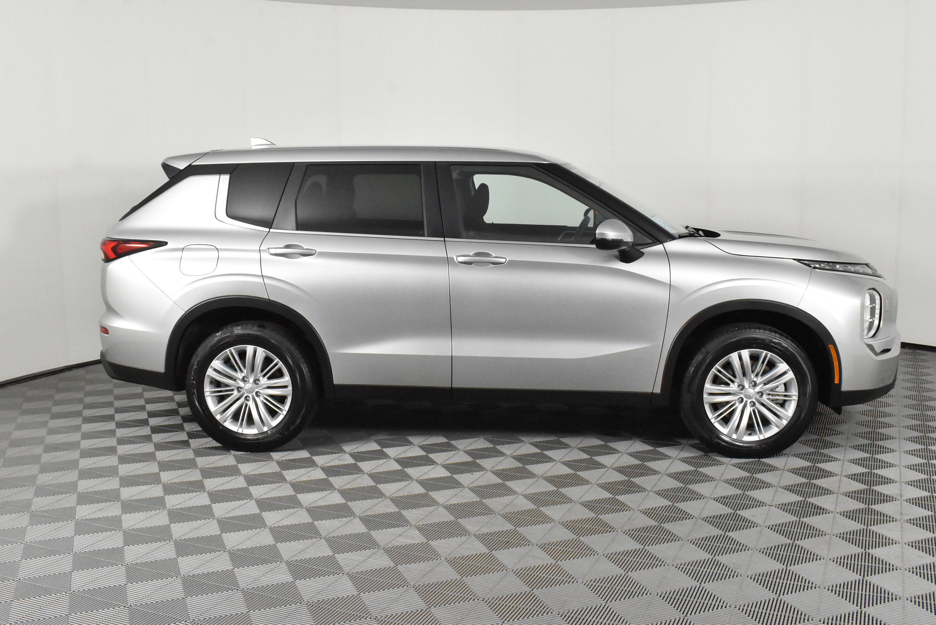 Used 2024 Mitsubishi Outlander ES image 5