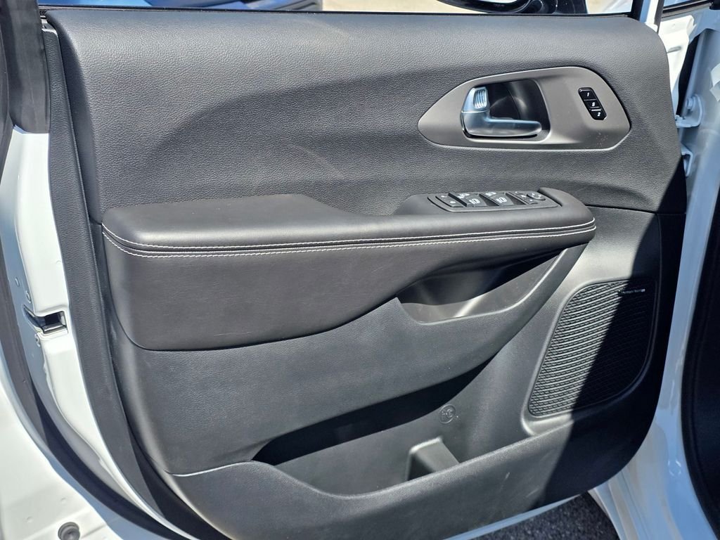 New 2027 Chrysler Pacifica Limited w/ Family Tech Group FWD image 8