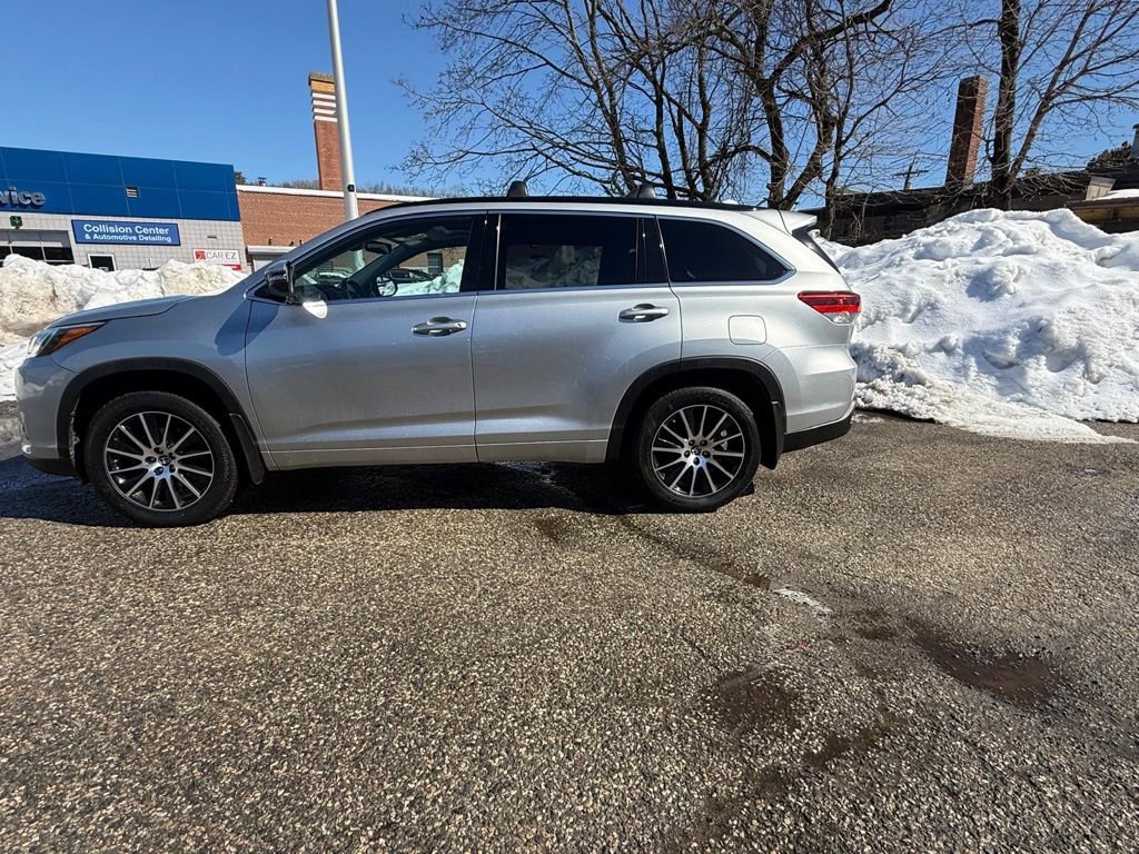 Used 2018 Toyota Highlander SE image 2