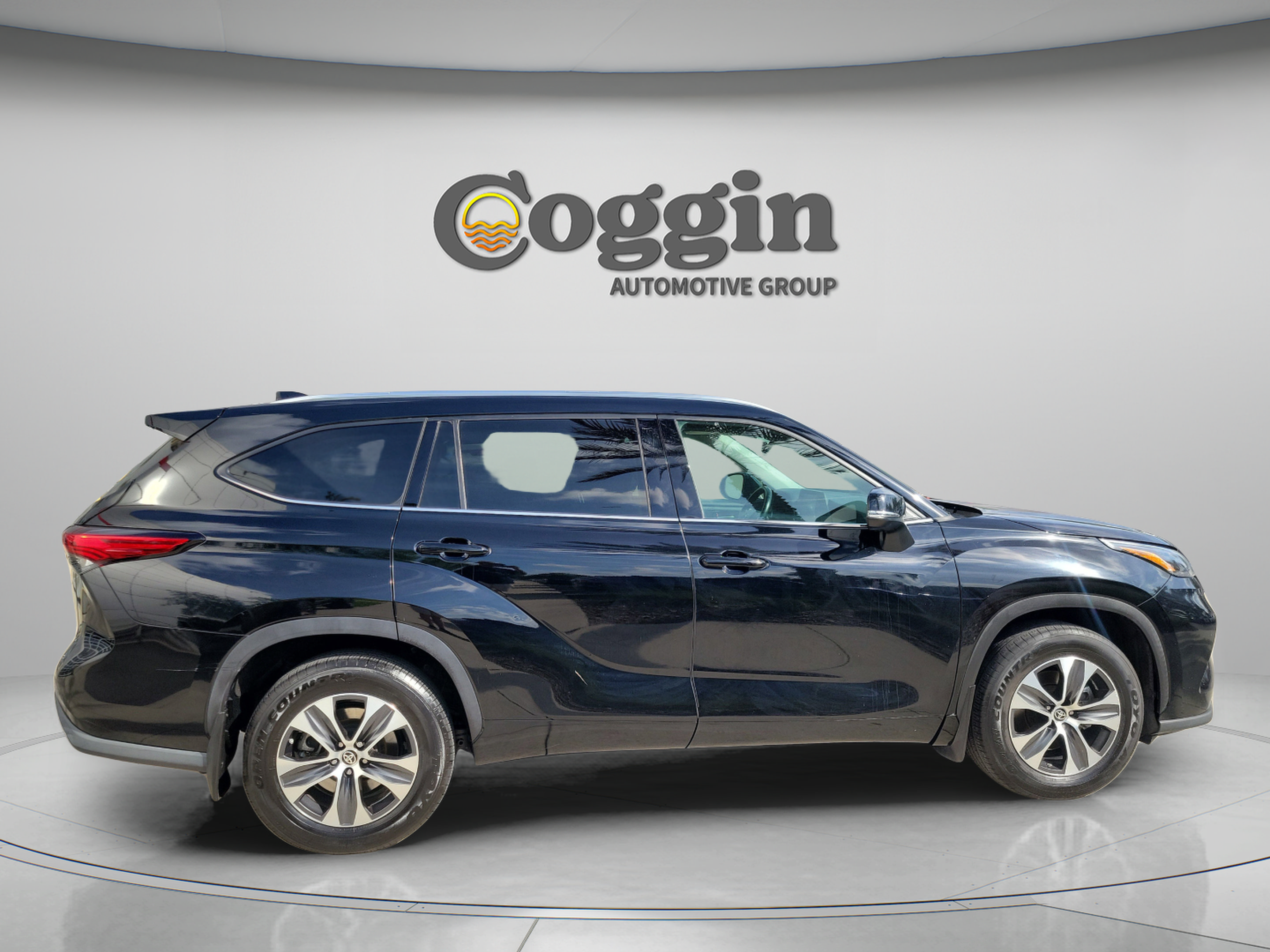 Used 2021 Toyota Highlander XLE AWD/4WD image 4