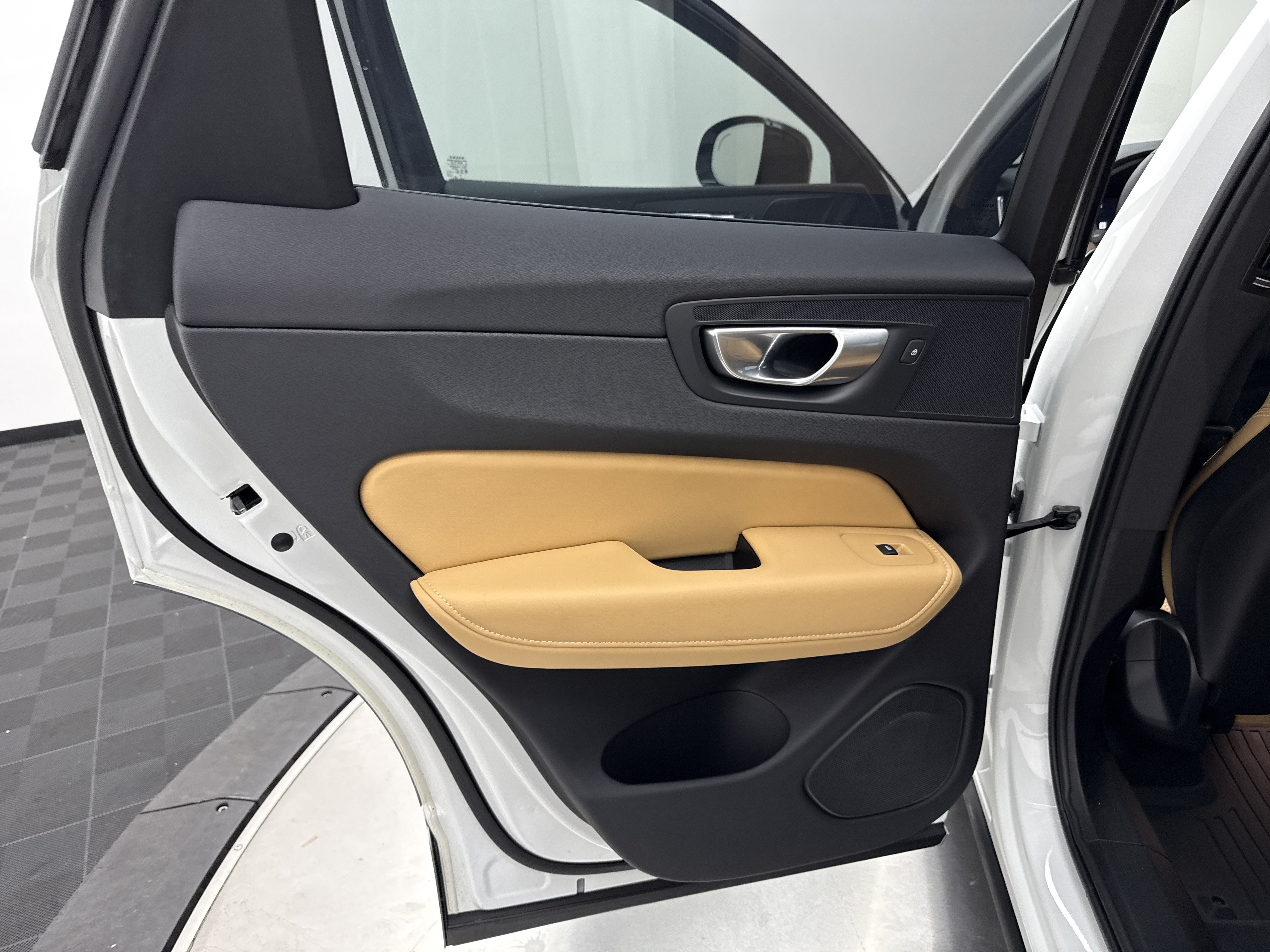Certified 2025 Volvo XC60 B5 Ultra w/ Protection Package Premier AWD/4WD image 25