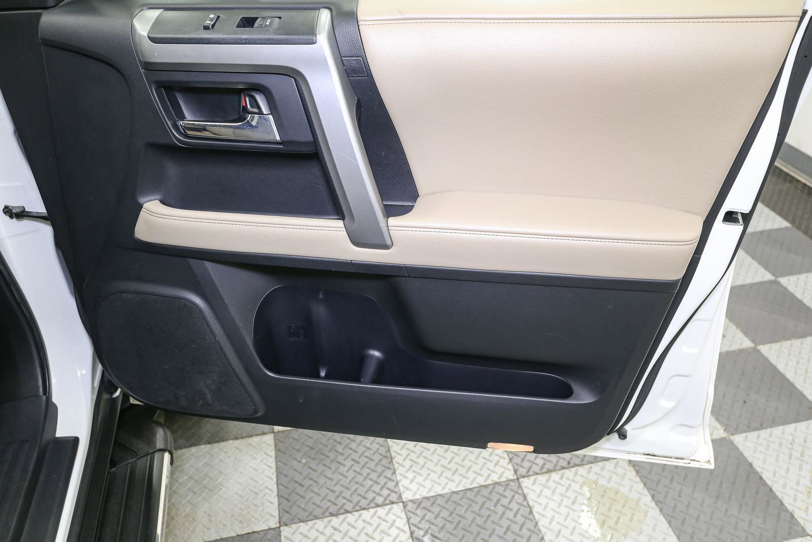 Used 2017 Toyota 4Runner SR5 AWD/4WD image 18