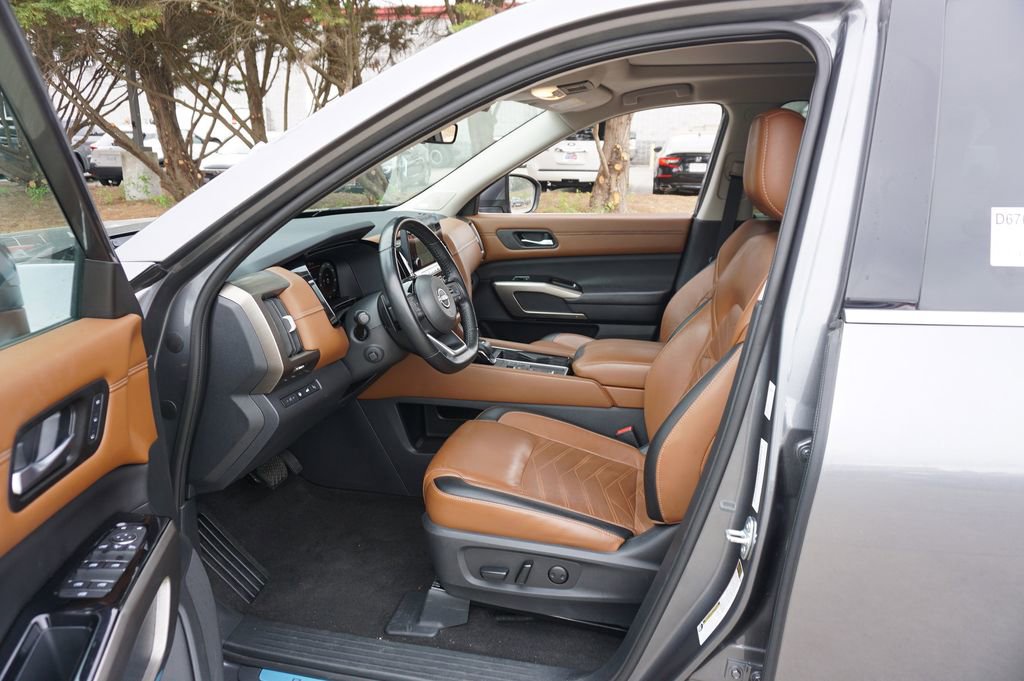 Used 2023 Nissan Pathfinder Platinum image 2