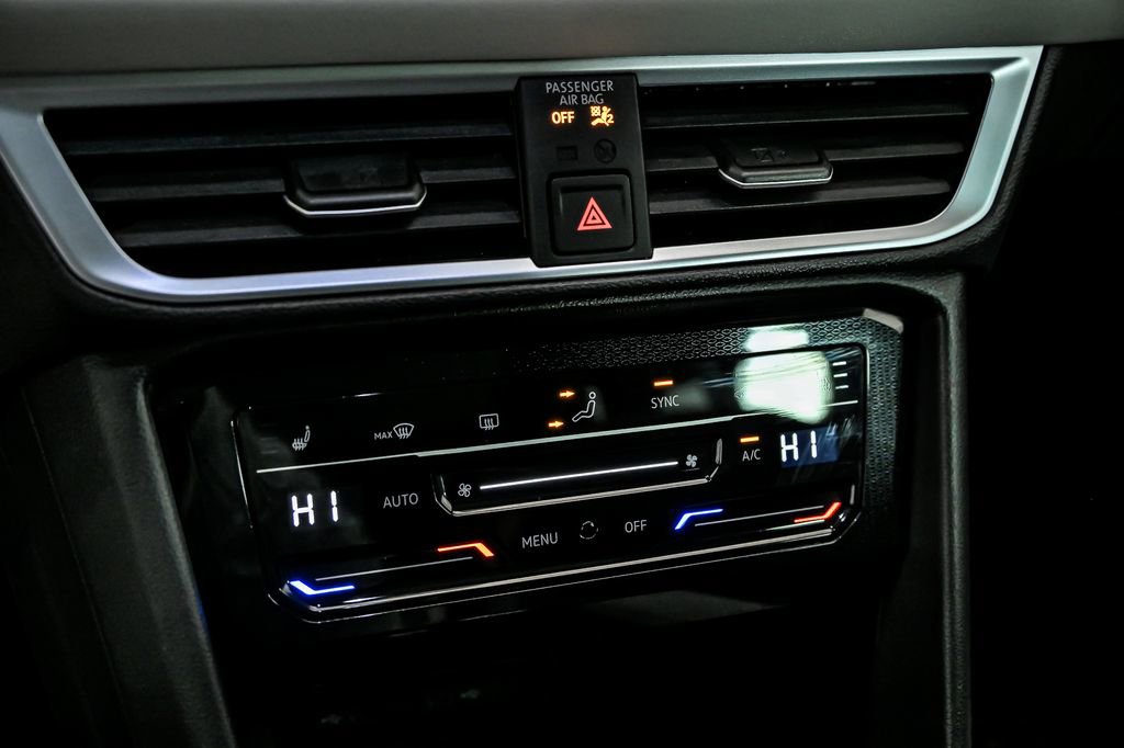 Used 2025 Volkswagen Taos SE w/ Panoramic Sunroof Package FWD image 20