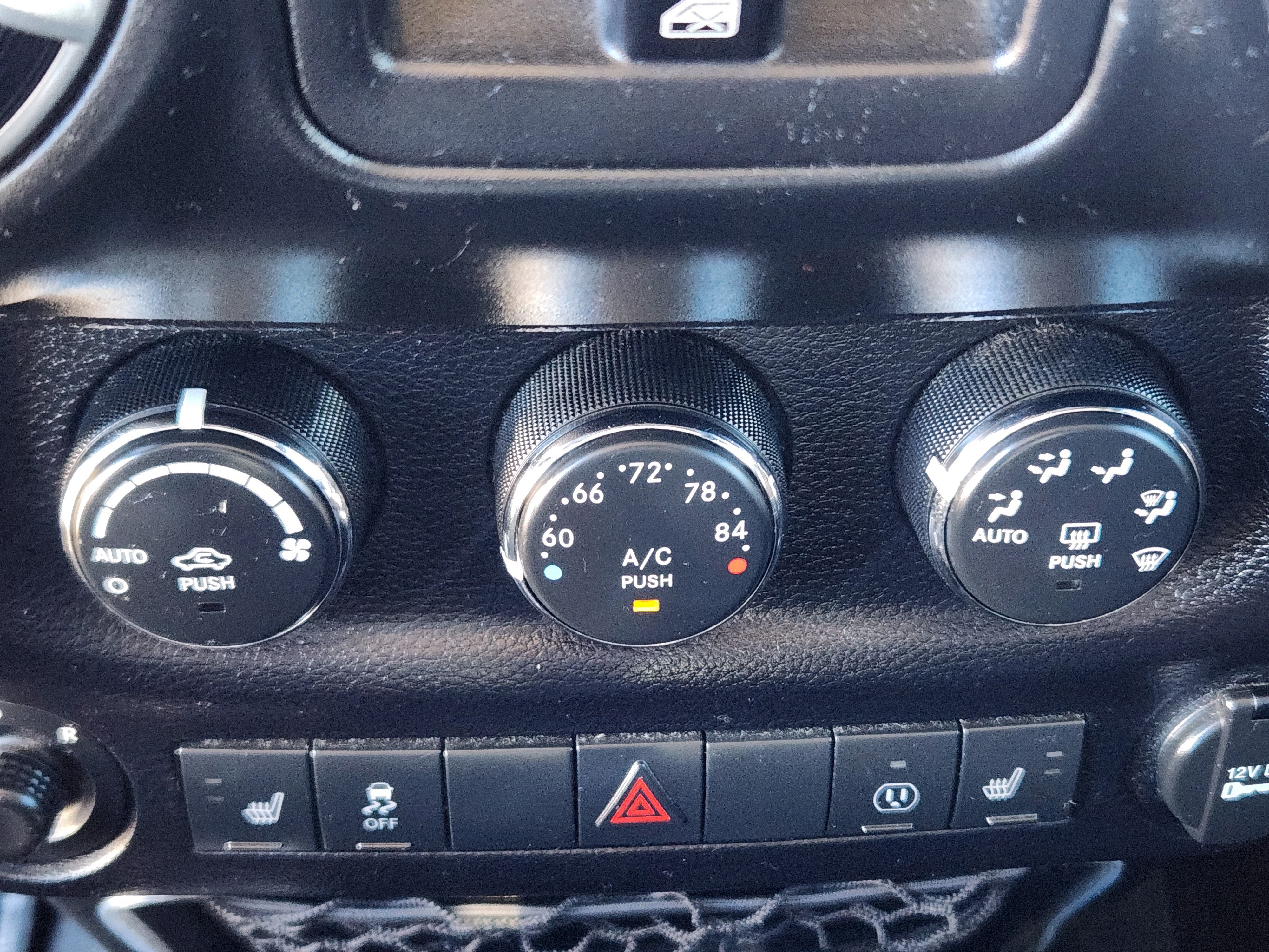 Used 2013 Jeep Wrangler Unlimited Sahara w/ Connectivity Group AWD/4WD image 13