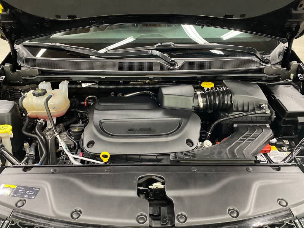 Used 2025 Chrysler Pacifica Limited FWD image 11