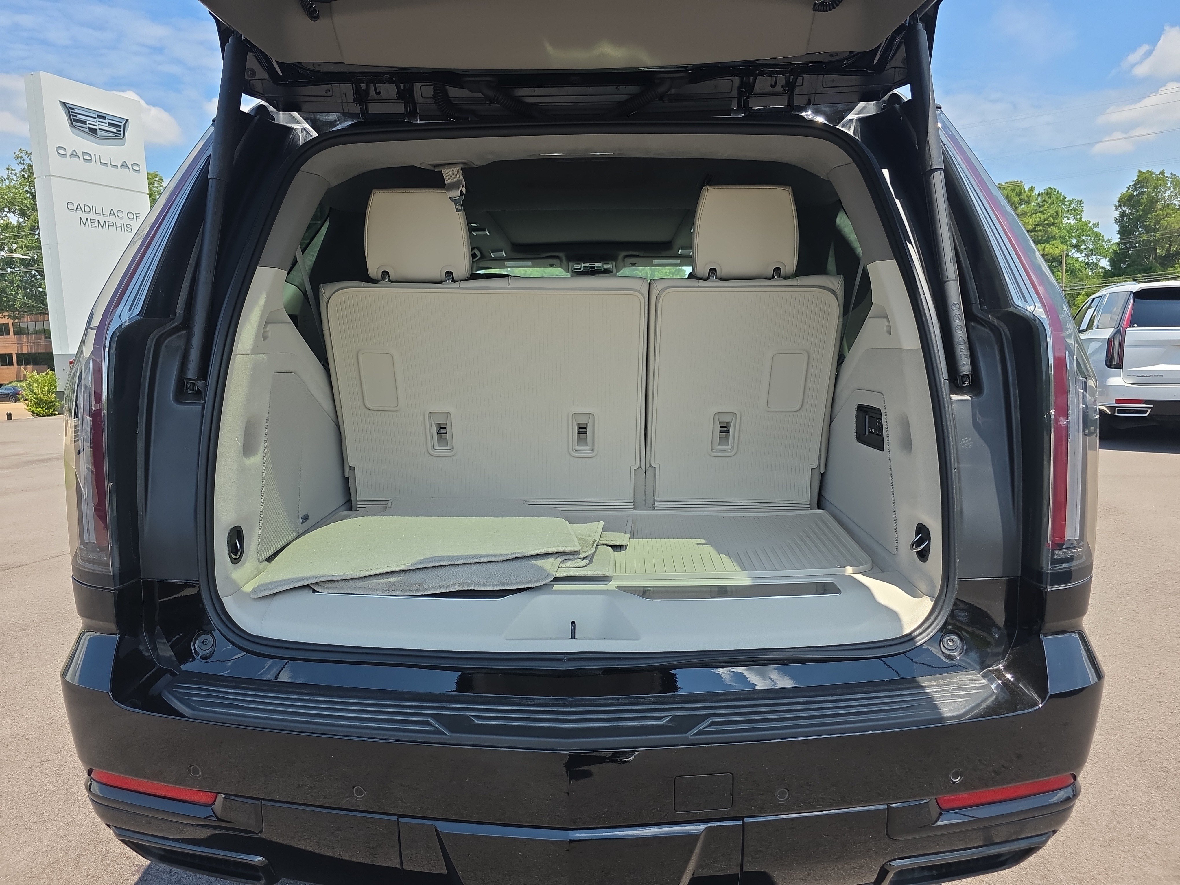 Used 2026 Cadillac Escalade Platinum Sport w/ LPO, Floor Liner Package AWD/4WD image 15