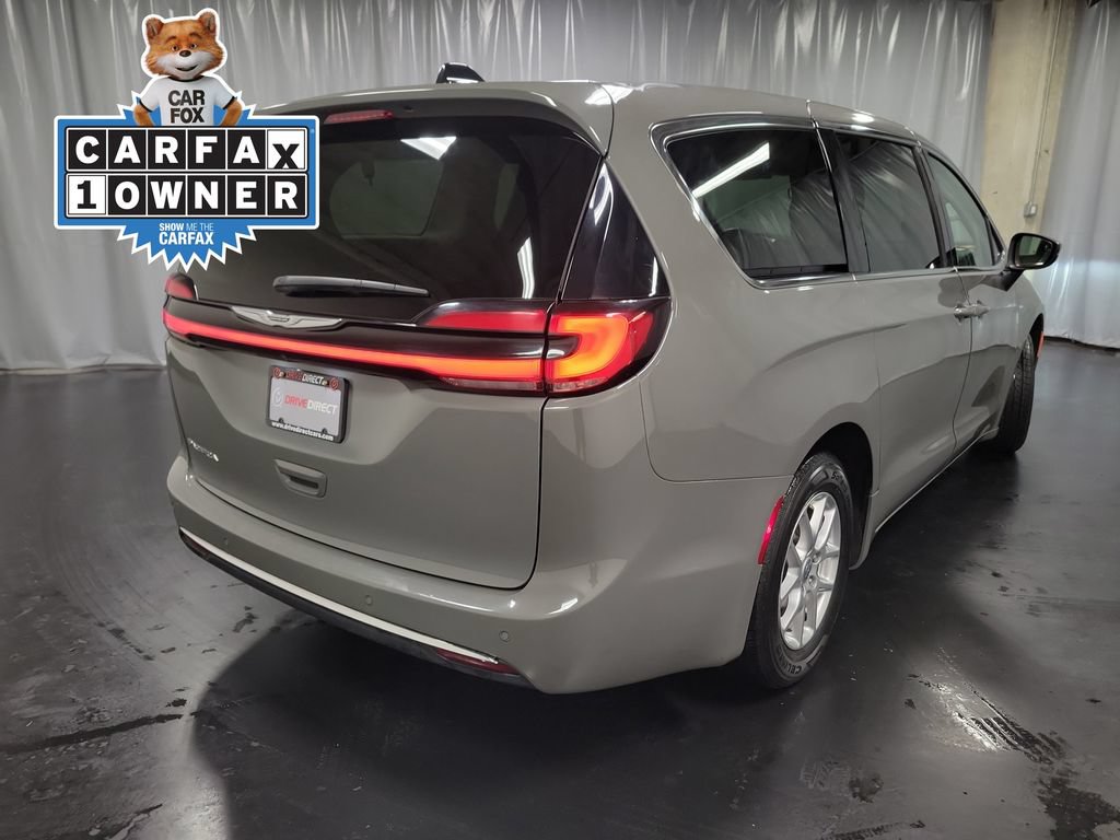 Used 2023 Chrysler Pacifica Touring-L FWD image 8
